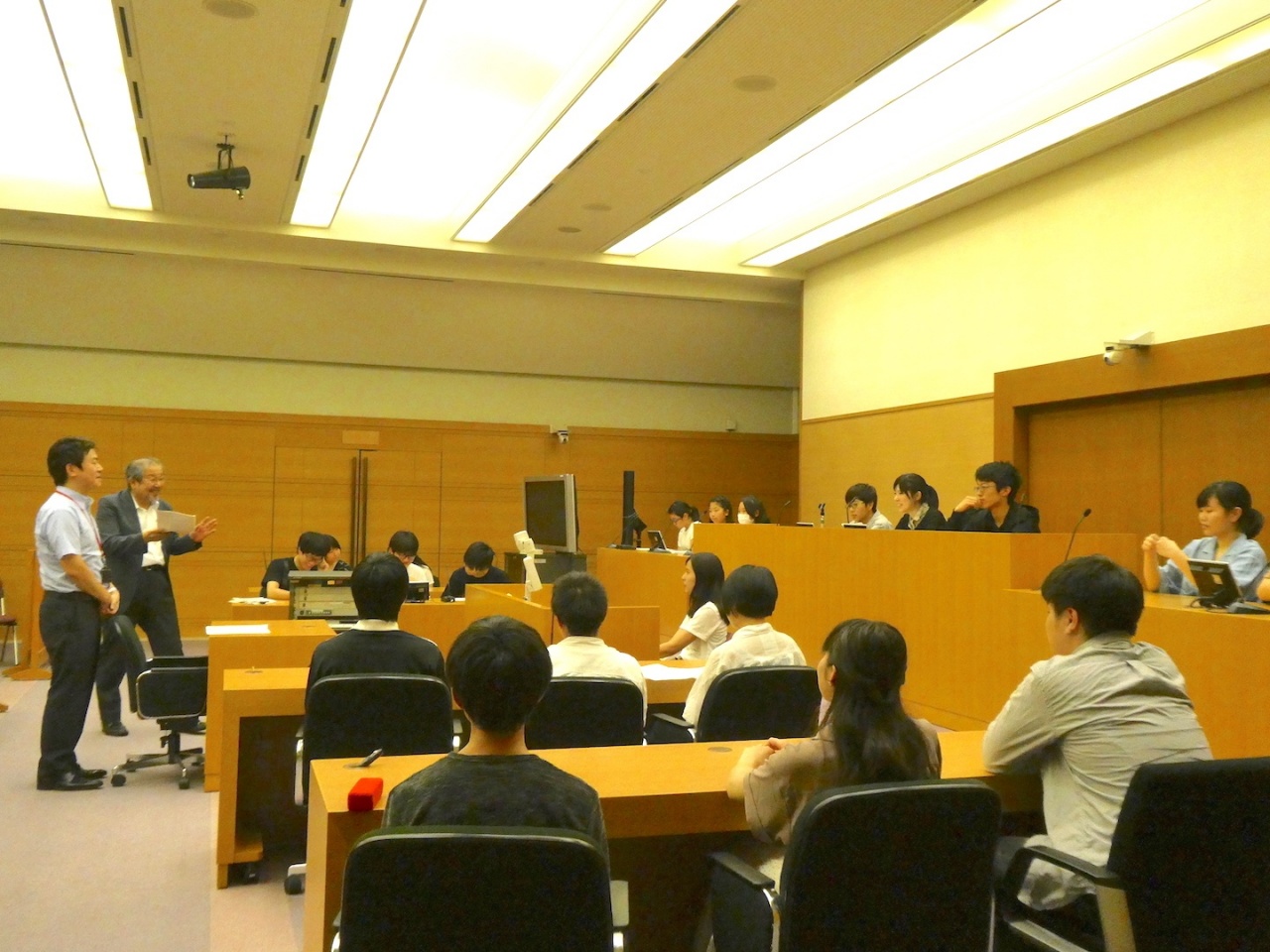 大阪暁光高等学校の皆さんの模擬裁判のようす