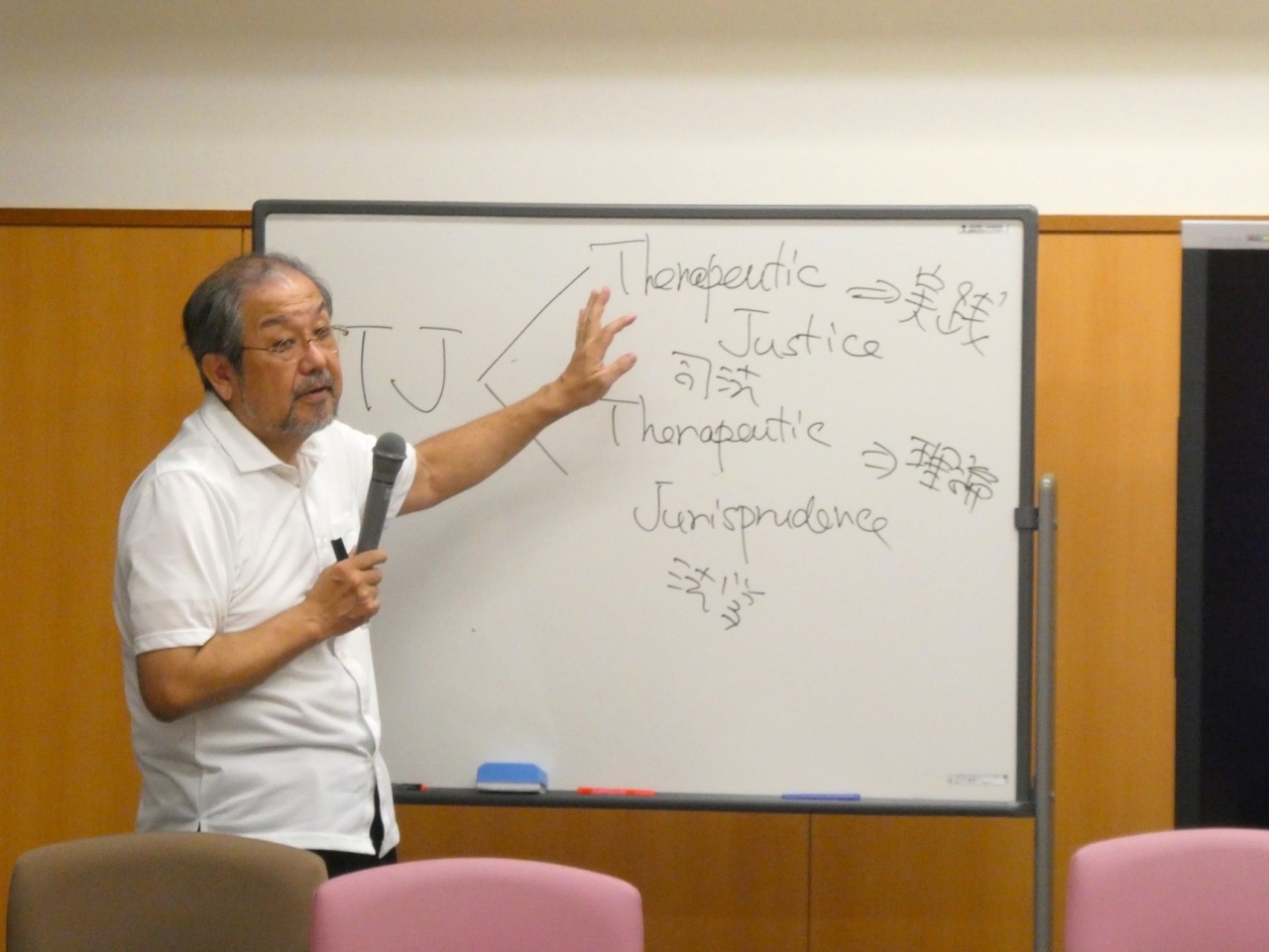 石塚伸一教授(センター長、「治療法学」・「法教育・法情報」ユニット長 / 法学部教授)