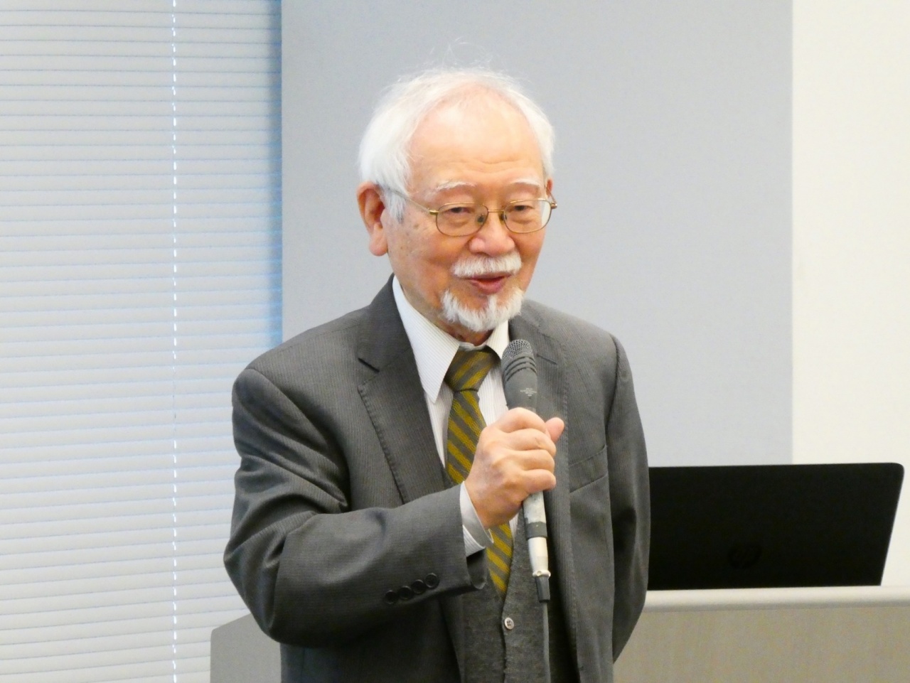 村井敏邦氏(本学名誉教授・弁護士)による開会挨拶
