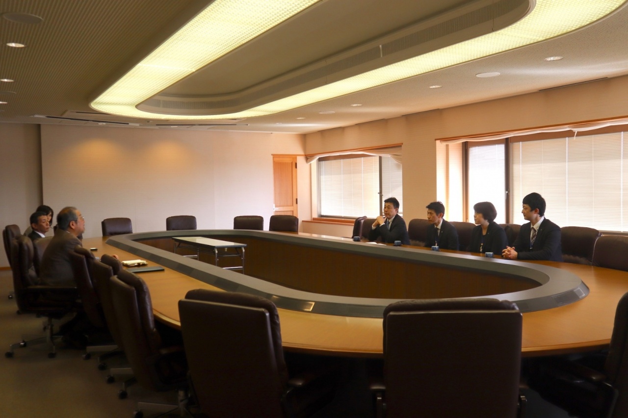 写真:京都府との締結にあたっての懇話風景(於:深草キャンパス紫光館)