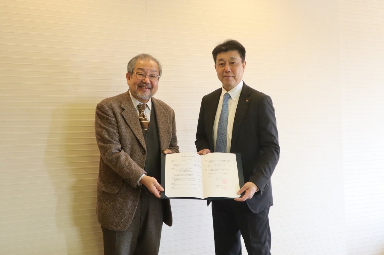 写真右:京都府 府民環境部長 大谷学氏/写真左:石塚伸一教授(本学法学部、犯罪学研究センター長)