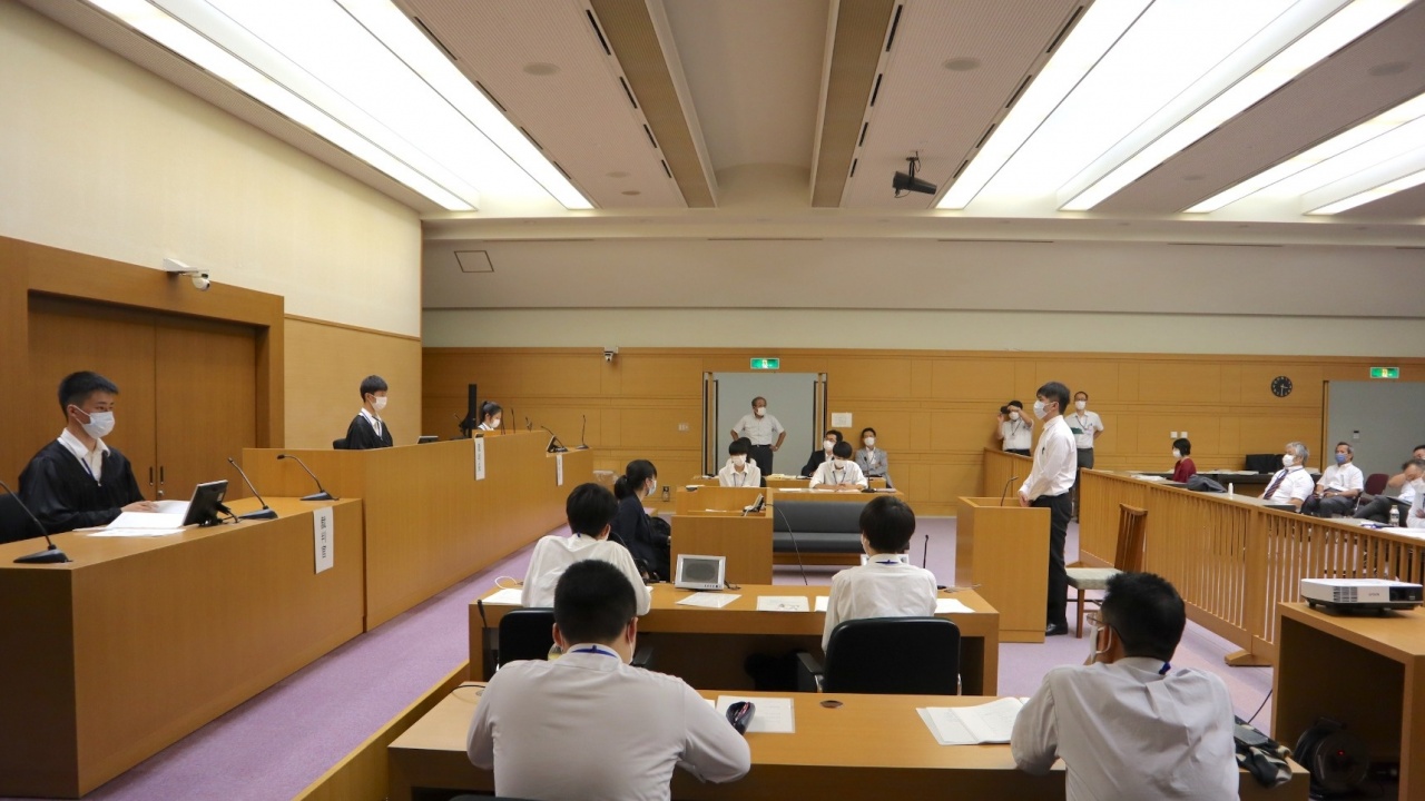 判決言い渡しのようす