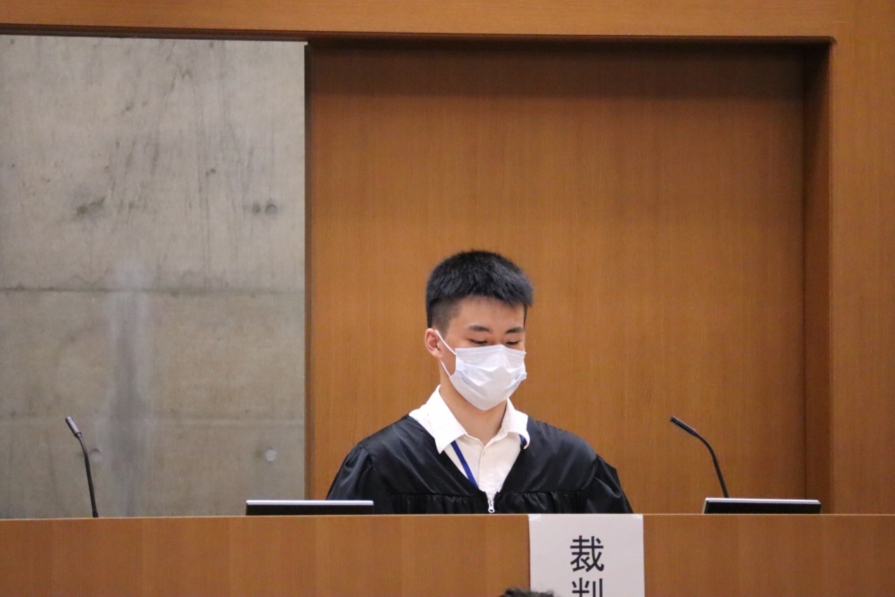 裁判官役による開廷宣言