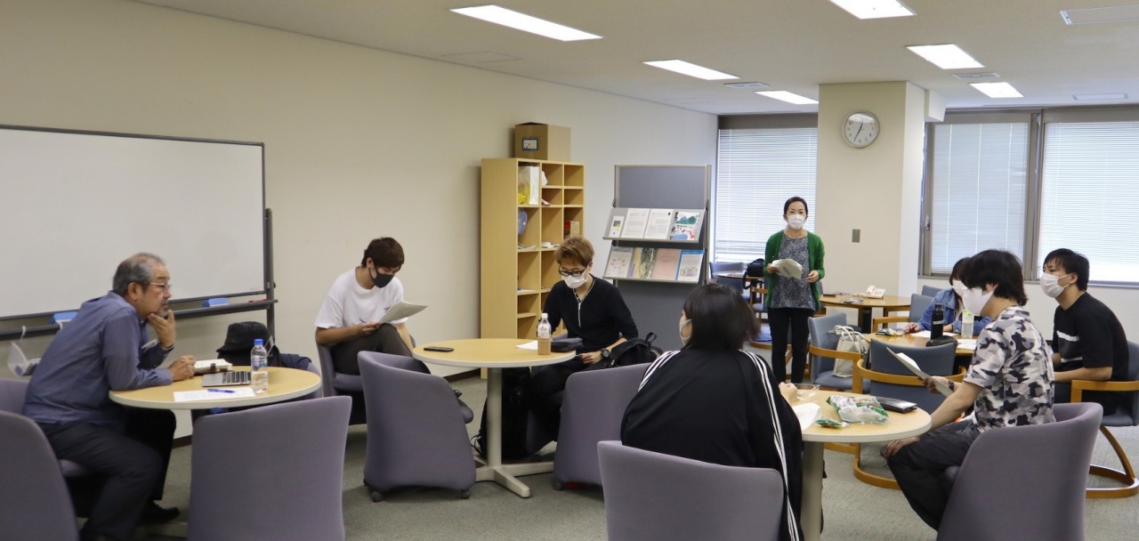 今後の活動について話し合う石塚教授と学生たち