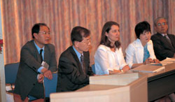 権寧弼韓国芸術総合学校教授（左から２人目）と、スザンナ・グラーチ上智大学助教授（中央）と、小田義久龍谷大学文学部教授（右端）