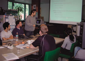 UCDで研究発表をする小寺さん（左から3人目）