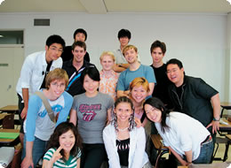 授業の合間、様々な国から来た外国人留学生たちと。