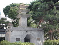 築地本願寺和田堀廟所にある中国の居庸関を模した三島海雲翁顕彰碑