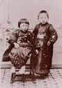(c)林風舎 宮沢賢治5歳と妹トシ3歳頃