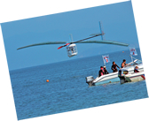 ６名の力作、手づくり飛行機が、 琵琶湖に飛び立った・・・?