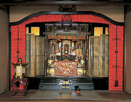 黒漆真塗の框を三段に重ねて設えた仏壇。