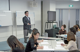 東田晋三教授を講師にグループワーク形式で進められる講座「自分を知ろう」