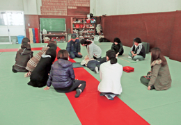 京都市消防局の方に指導を受ける児童福祉コースの学生達