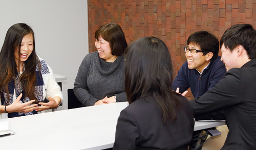 金紅実准教授（左より二人目）、谷垣岳人講師（右より二人目）とプロジェクトに参加した学生達
