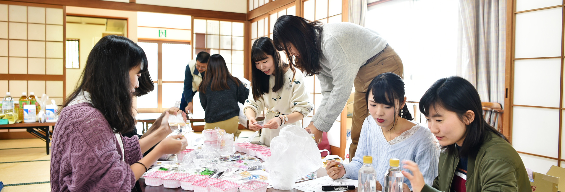 子どもたちと「キラキラおさかな水族館」を作りました！