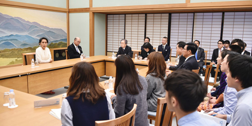 ミャンマー連邦共和国国家最高顧問と本学学生10名らが京都迎賓館で懇談会を実施
