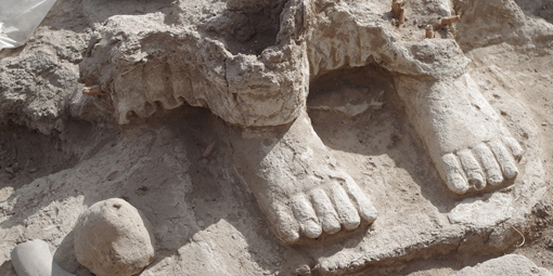 モンゴル西方部の土城跡から仏像の足部・手部を発見