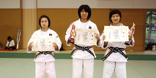 柔道部　第12回近畿ジュニア柔道体重別選手権大会で女子2名が優勝、1名が3位入賞