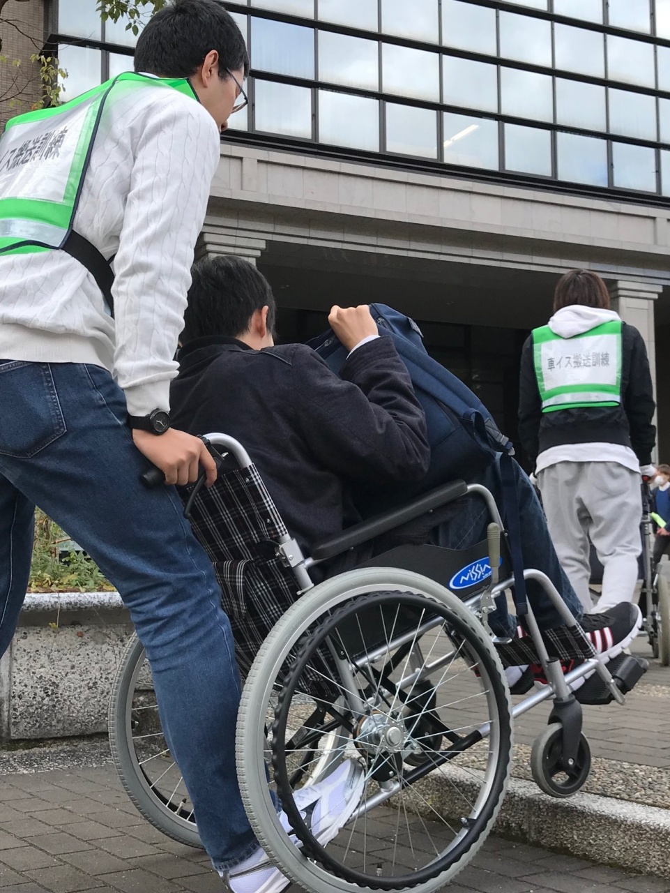 車イス搬送訓練の様子