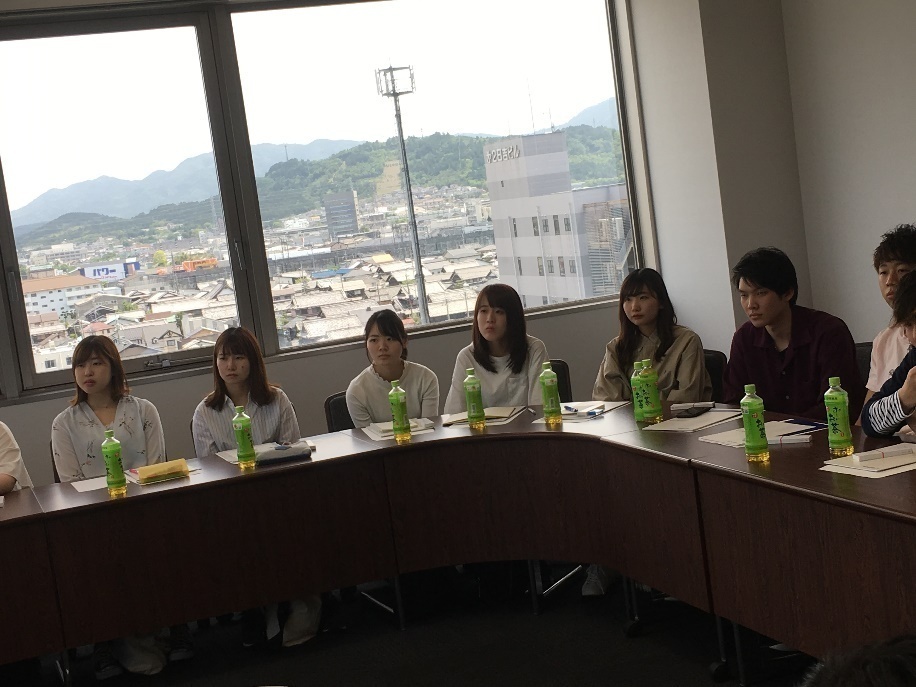 イシダの方のお話を真剣に聞くゼミ生(5月21日)
