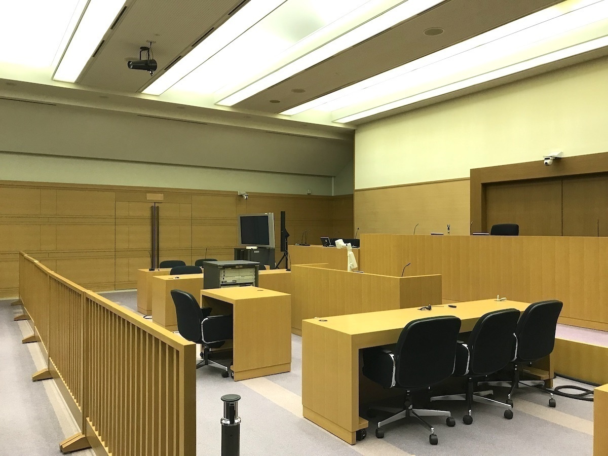 裁判所を再現した法廷教室(本学深草キャンパス 紫光館4F)