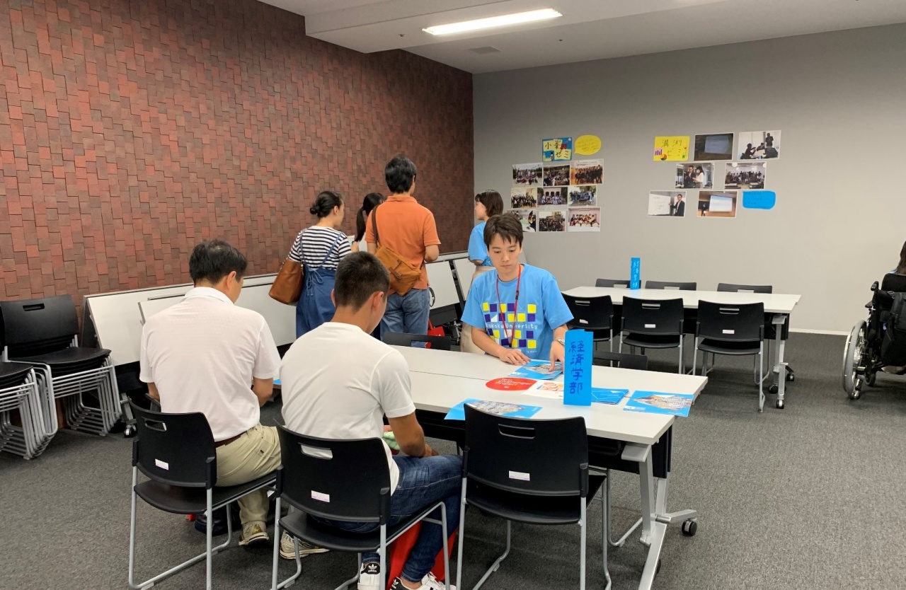 経済学部生&教職員との相談・展示ブース