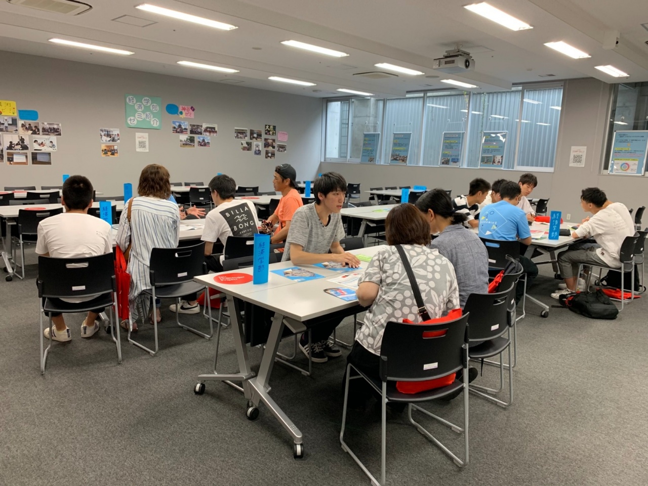 経済学部生&教職員との相談・展示ブース