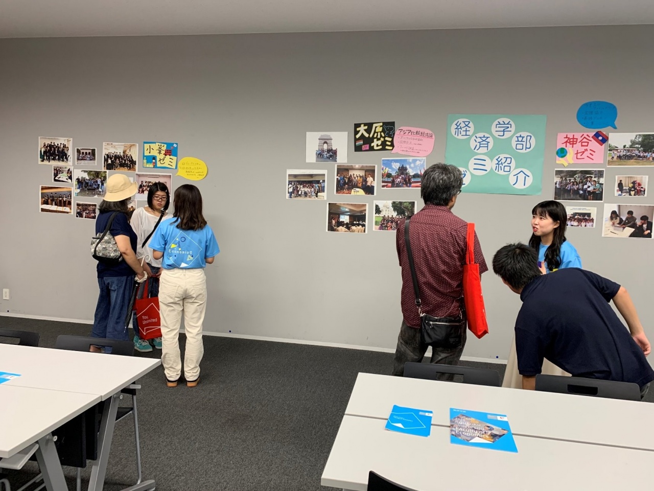 経済学部生&教職員との相談・展示ブースの様子
