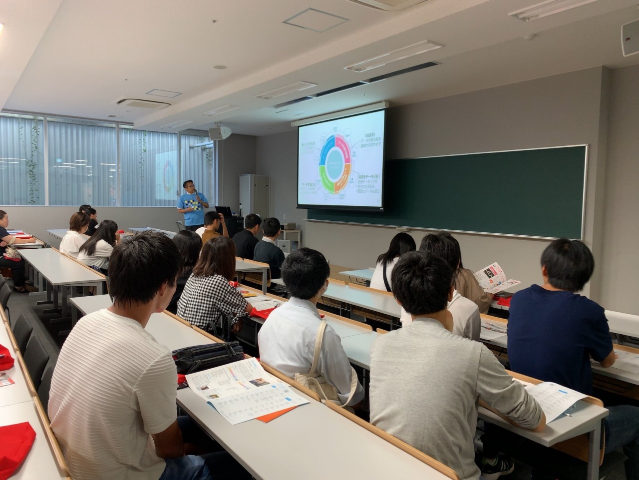 溝渕教務主任によるカリキュラム説明の様子