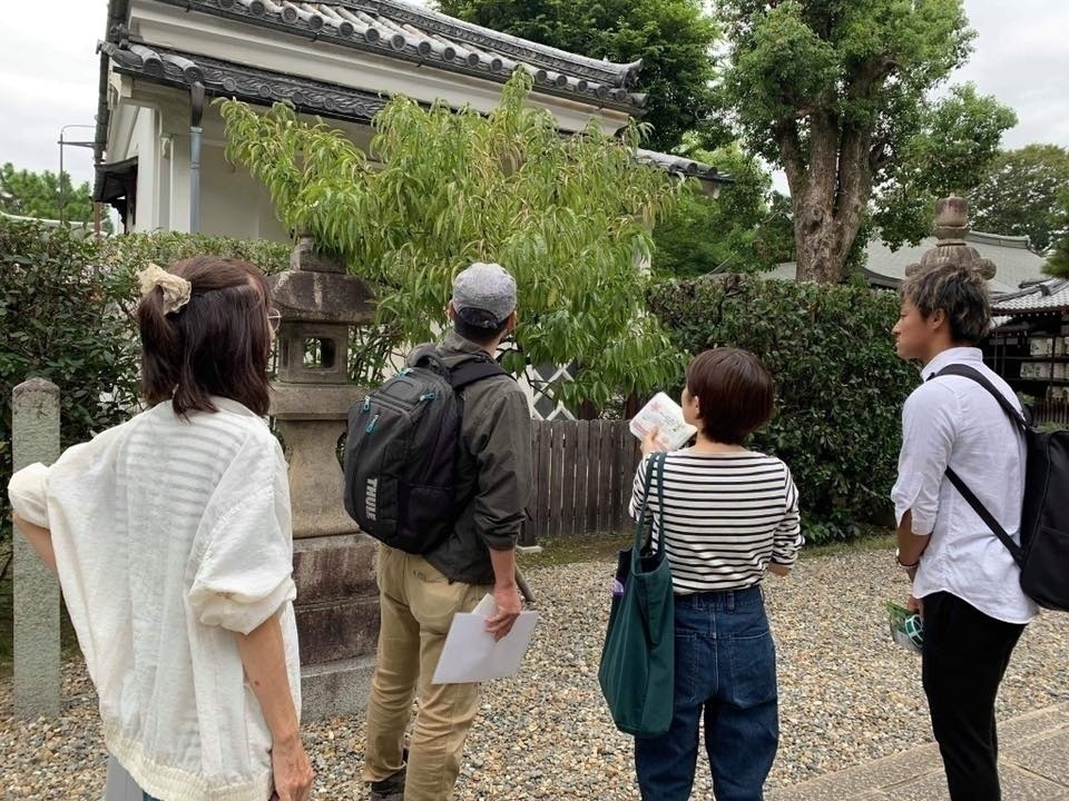 伏見の御香宮神社で、ぴあぴあ代表の藤崎さんらと桃を確認