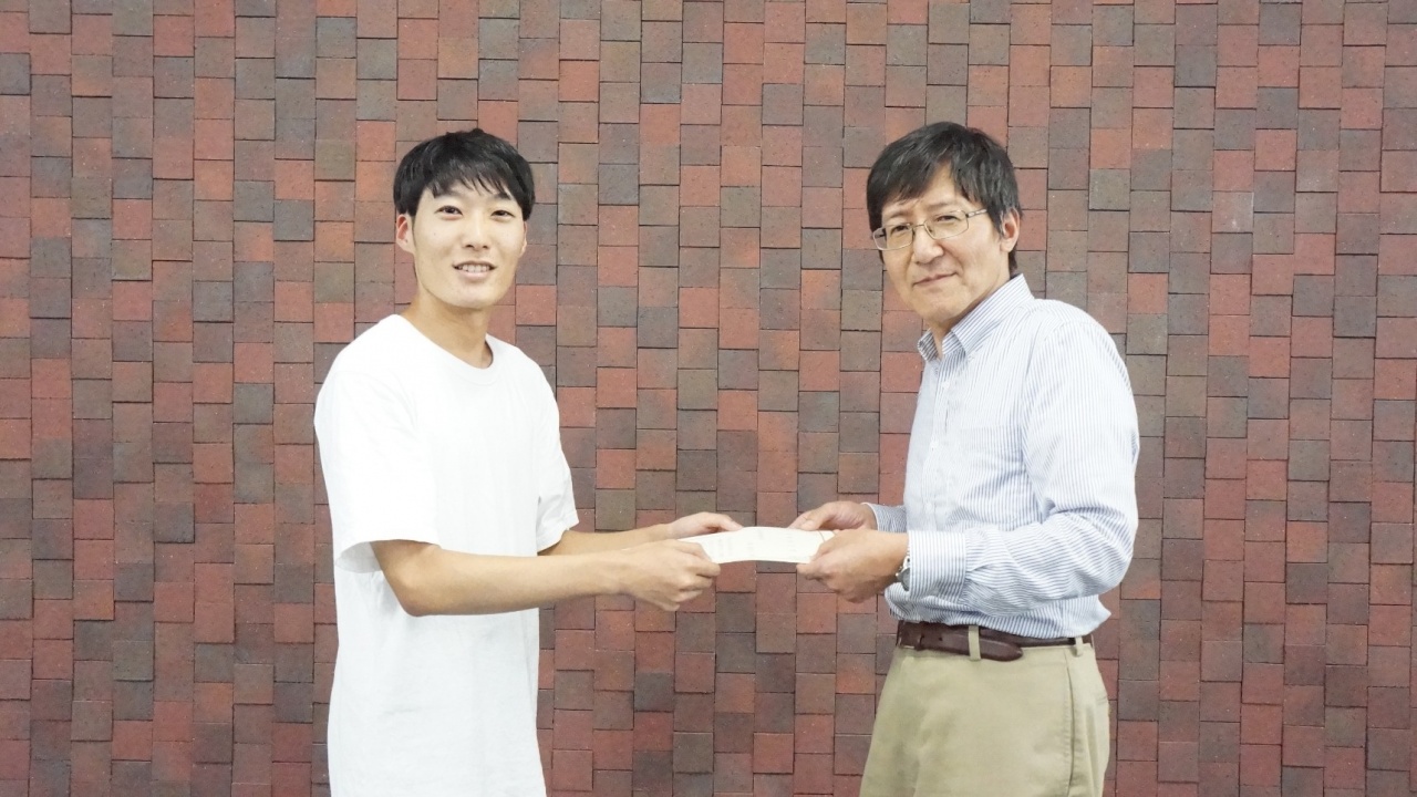 大田学部長から石原ゼミ代表者への表彰状授与