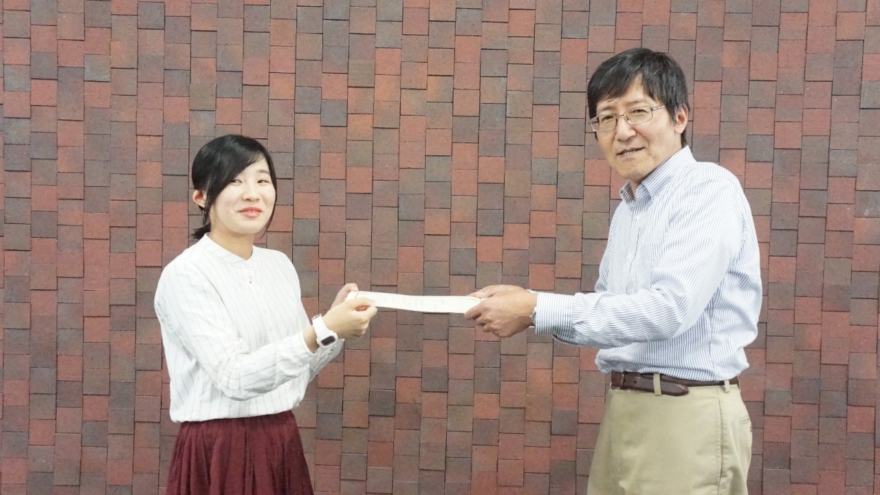 大田学部長から阿部ゼミ代表者への表彰状授与