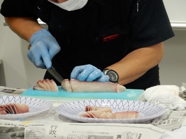 調理学実習 にて魚さばき教室が行われました ニュース 龍谷大学 You Unlimited 調理学実習 にて魚さばき教室が行われました ニュース 龍谷大学 You Unlimited