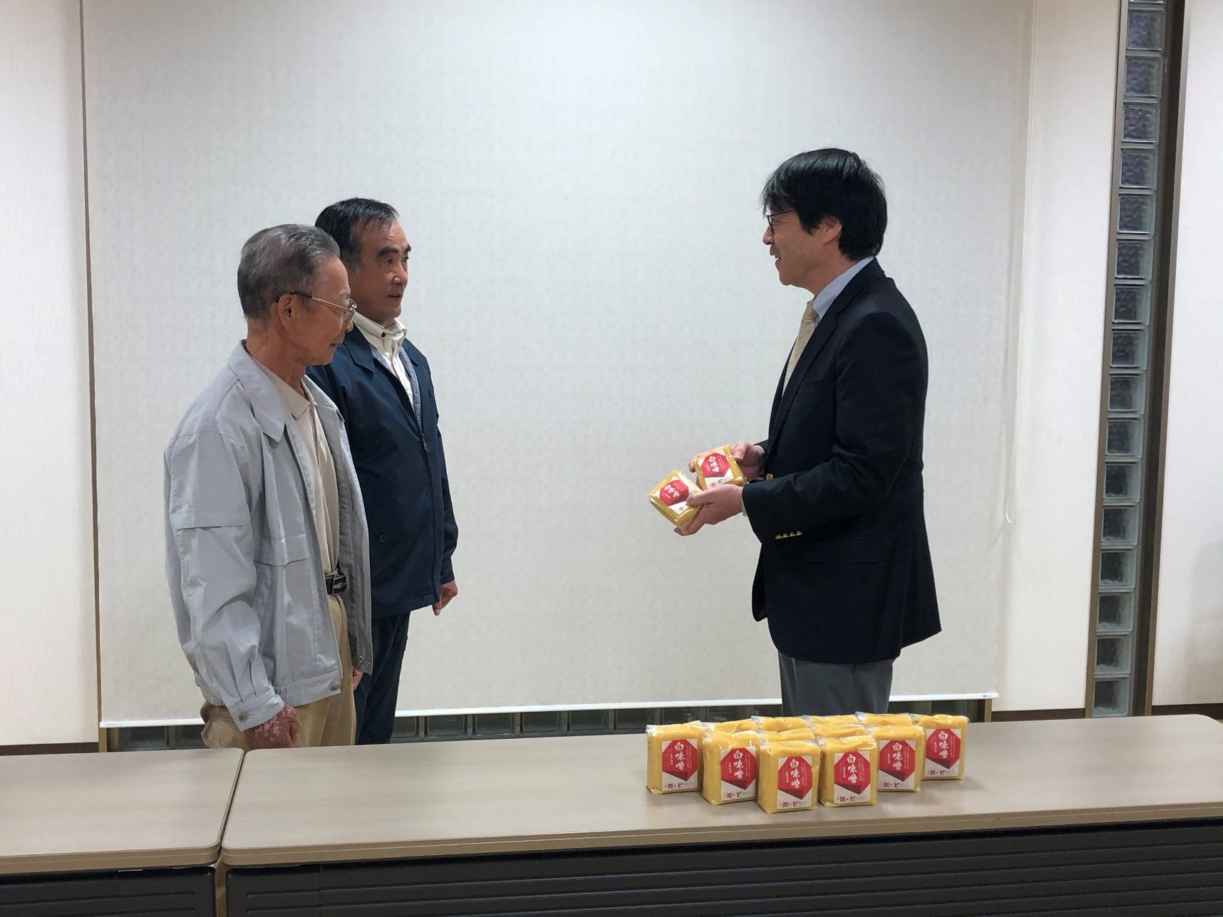 新たに開発したオリジナル白味噌を牧地域に贈呈 地域活性化の思いを込めて ニュース 龍谷大学 You Unlimited