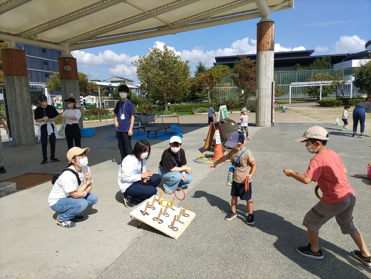 公園に訪れた子ども達と遊ぶ学生