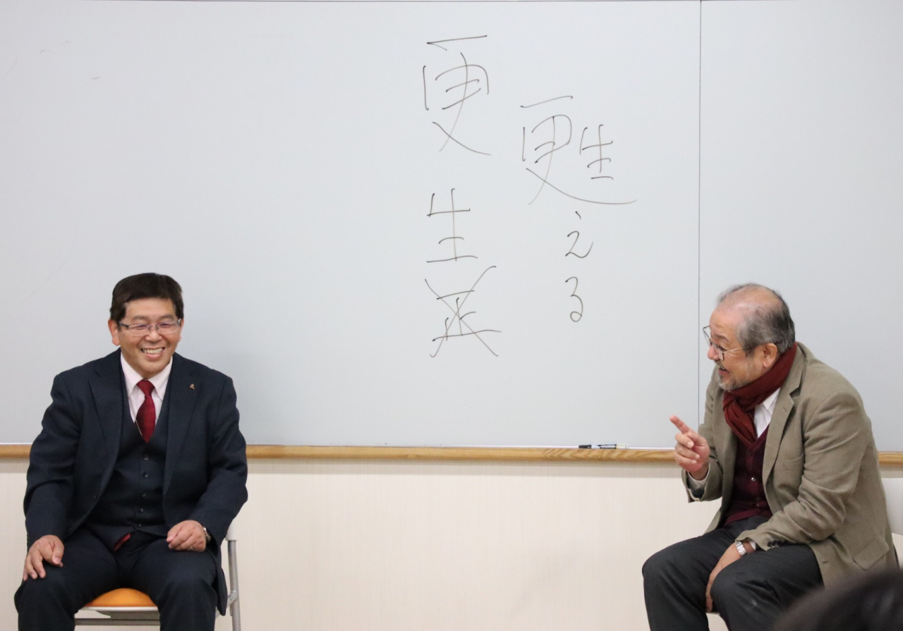 写真左：五十嵐弘志氏（NPO法人マザーハウス理事長）／右：石塚伸一教授（本学法学部、犯罪学研究センター長）