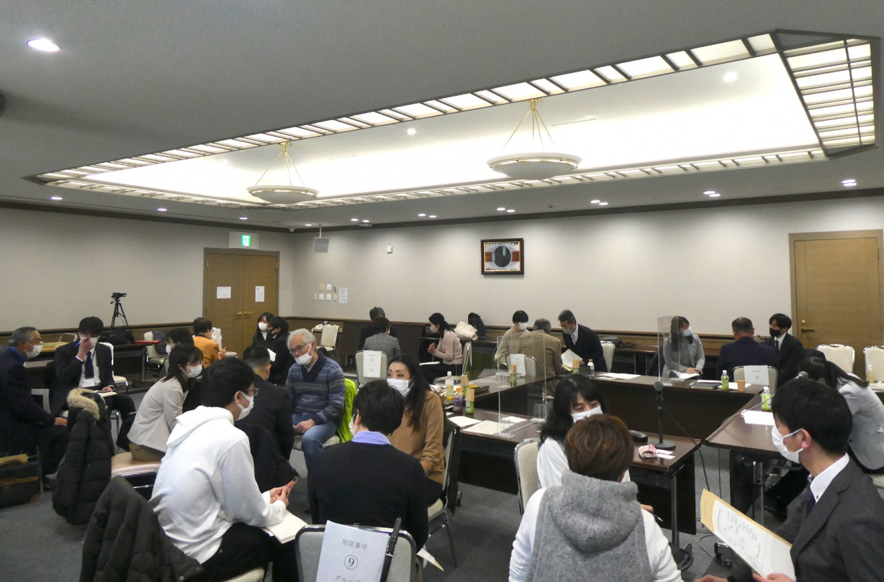 課題共有型円卓会議“えんたく”のようす