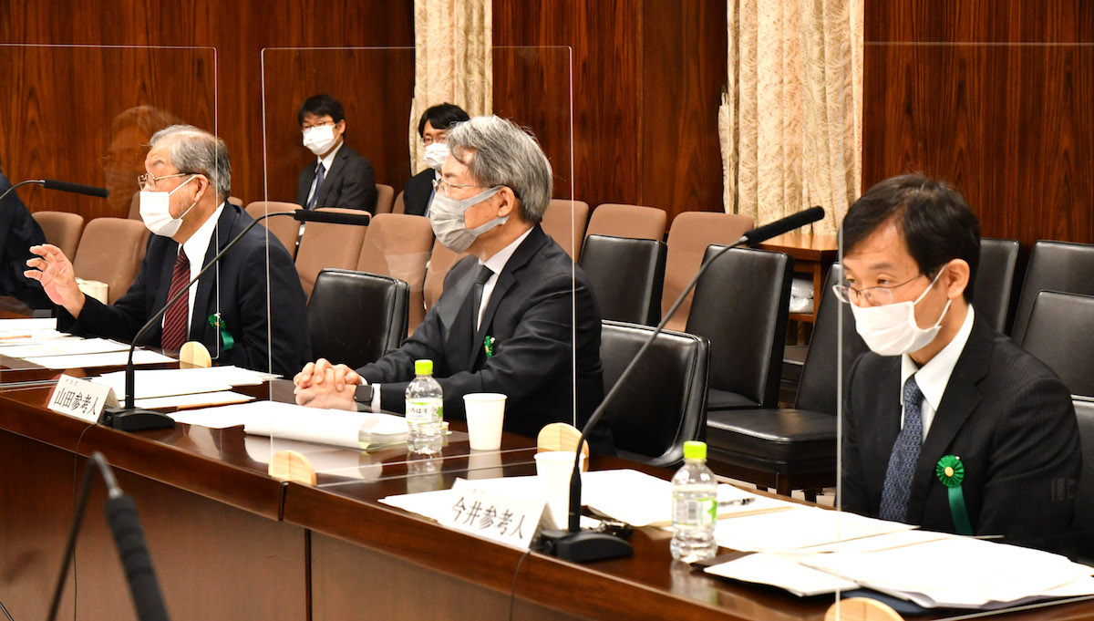 Photograph: Professor Shinichi Ishizuka (far left)