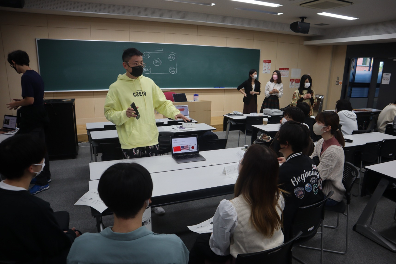 〈CET留学生によるグループ発表の様子③〉