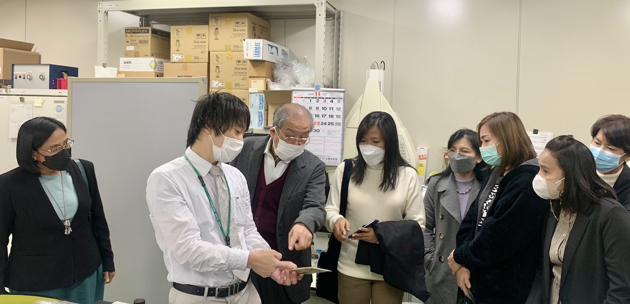 施設内を見学する石塚ATA-net研究センター長(本学法学部教授)とタイ研究チームの様子