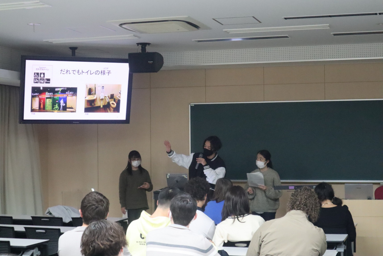 〈濵口ゼミによる報告の様子〉