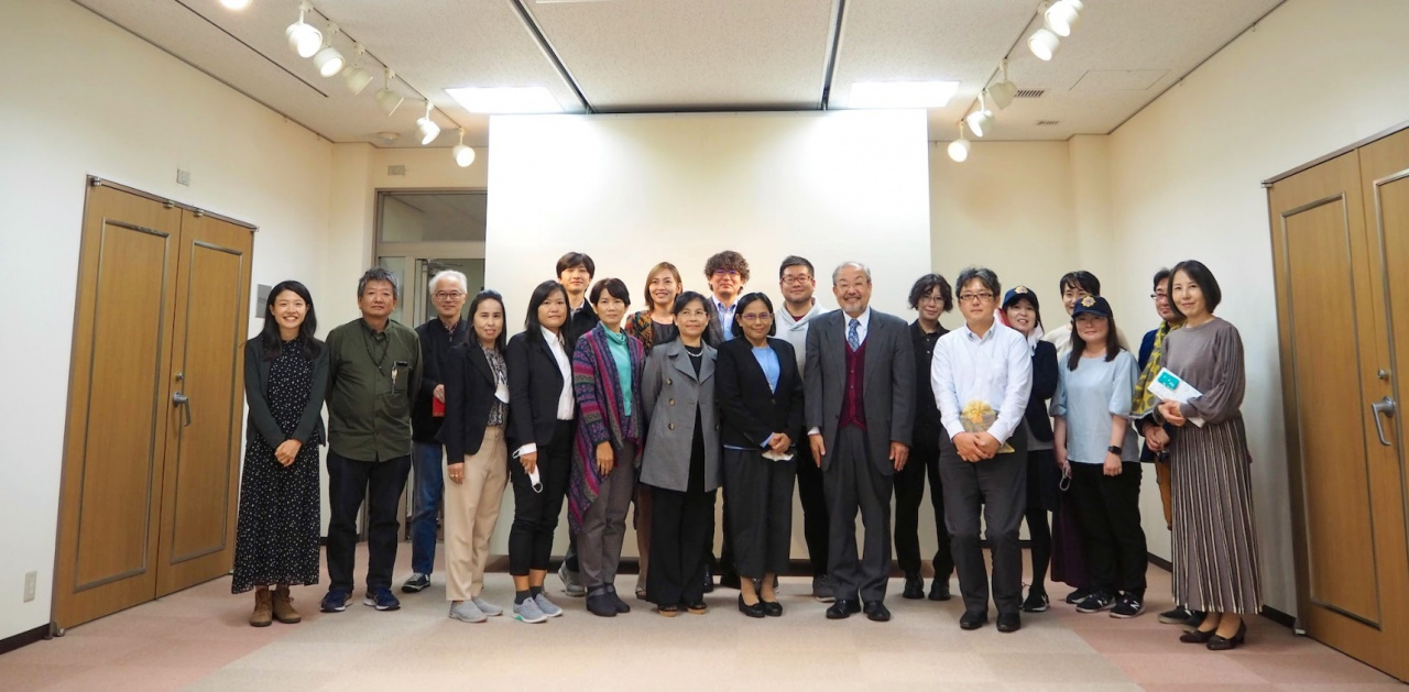 日本学術振興会・二国間交流事業共同研究メンバーとシンポジウム参加者による記念撮影