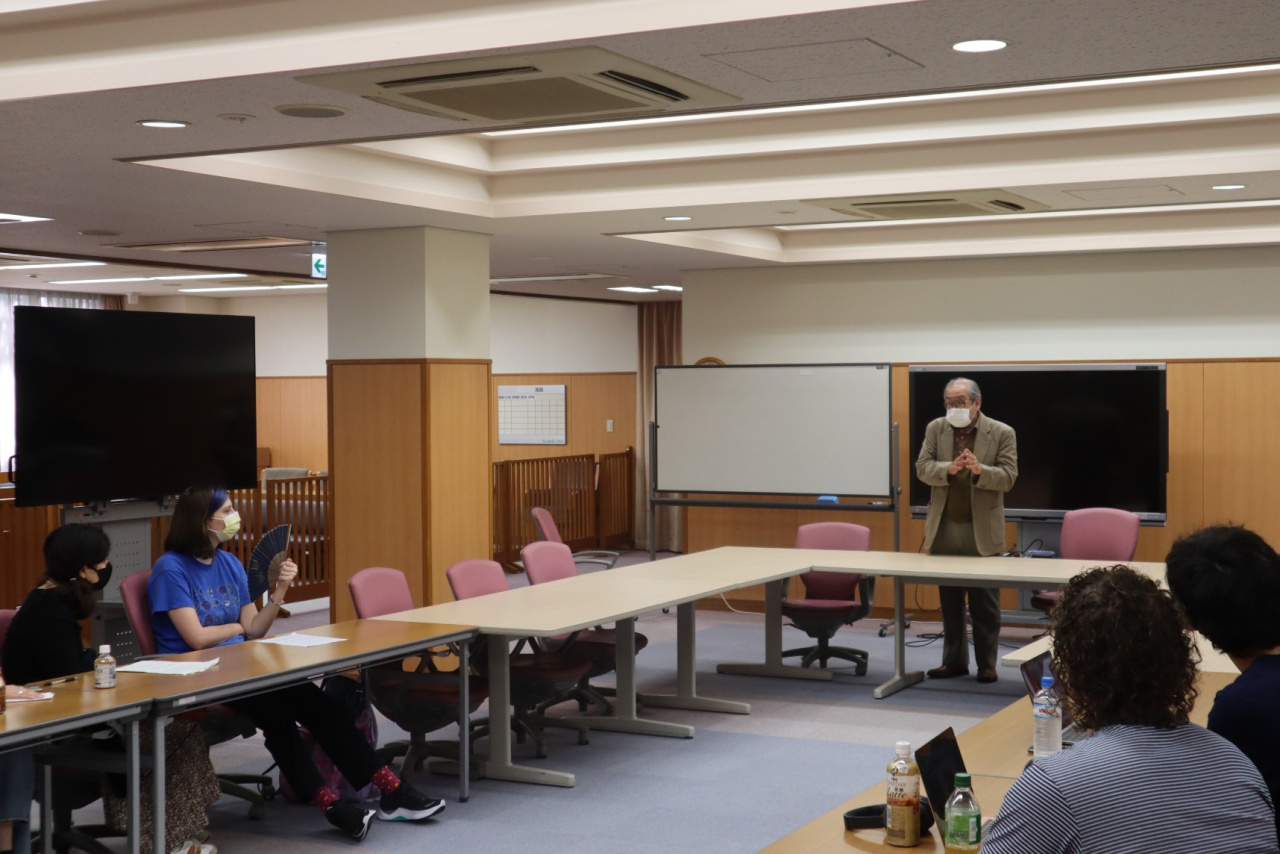 〈石塚伸一 教授による説明の様子①〉