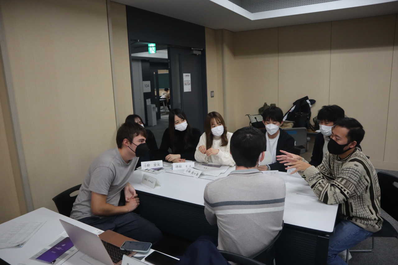 〈CET留学生によるグループ発表の様子②〉 