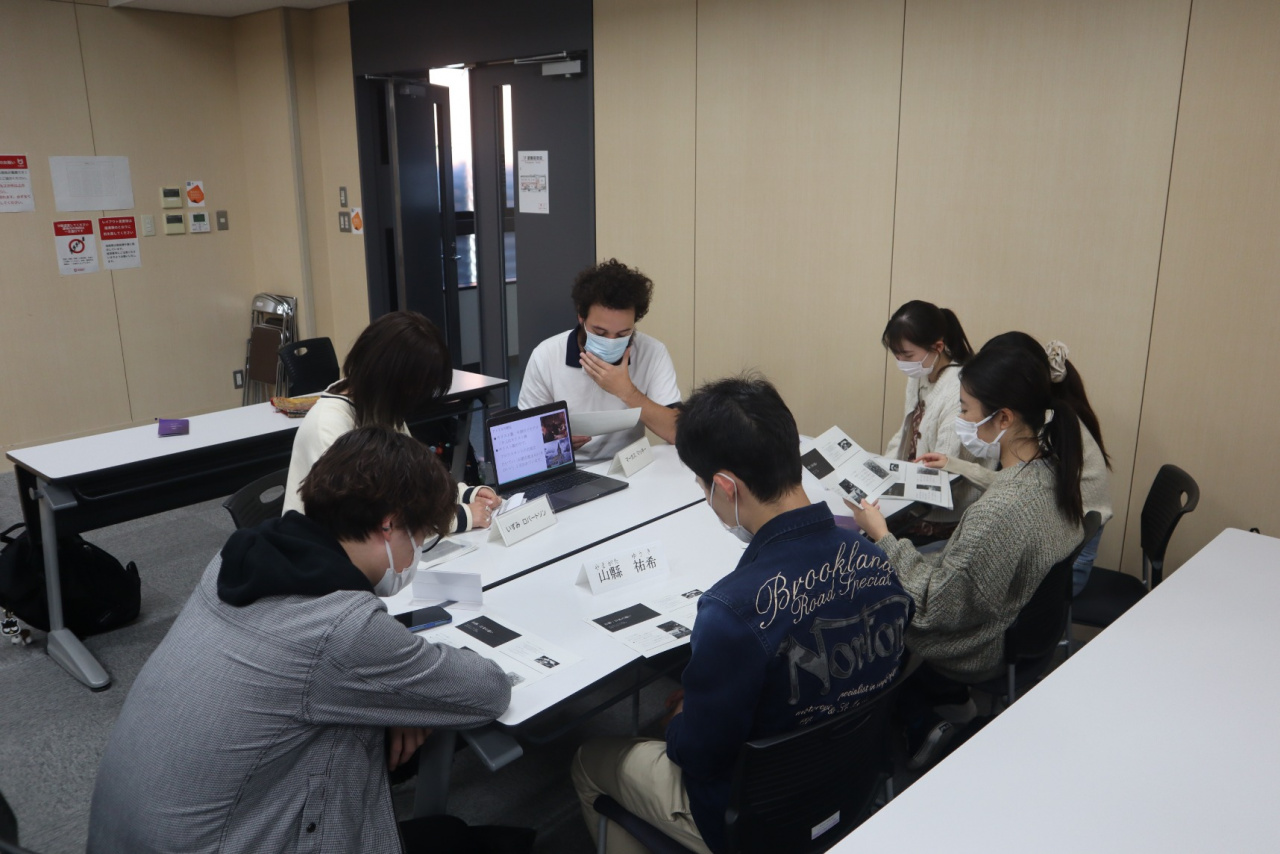 〈CET留学生によるグループ発表の様子④〉