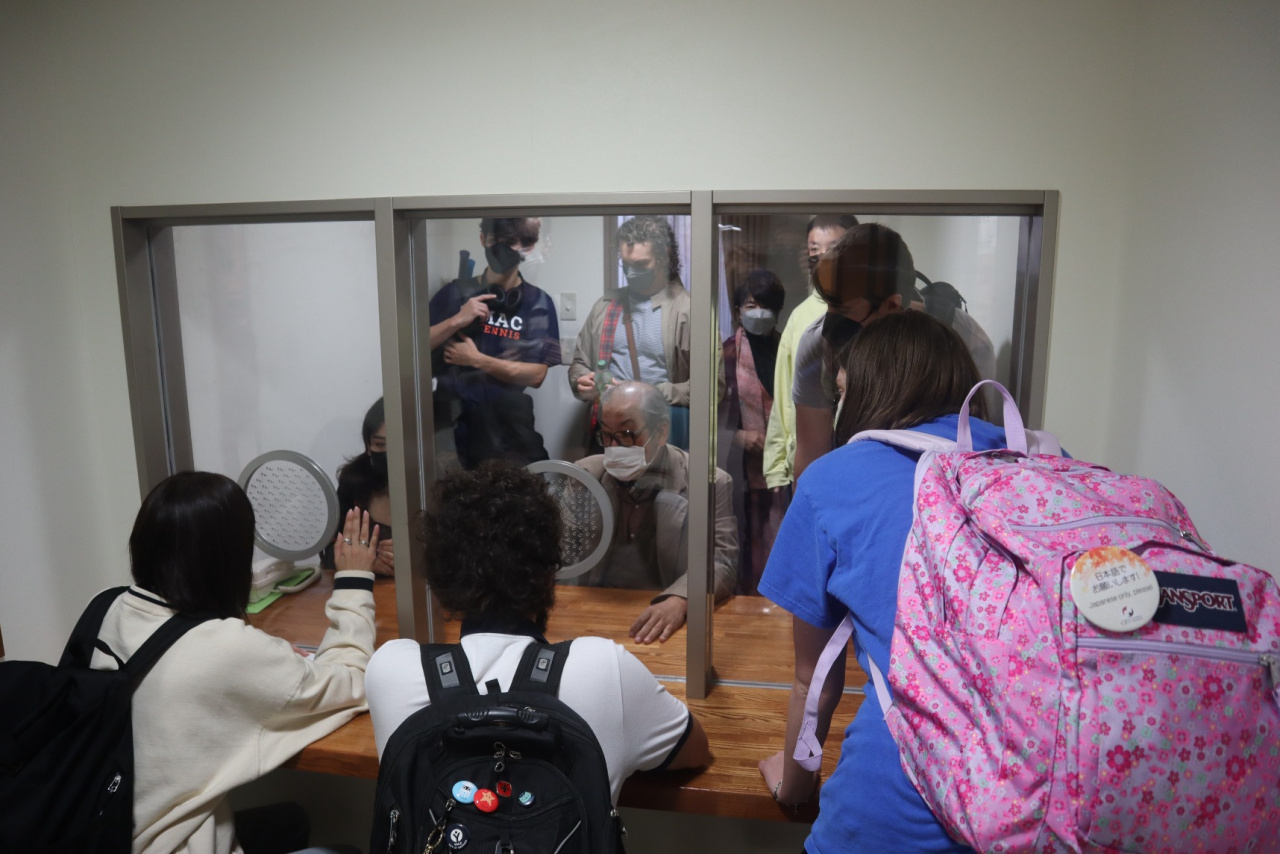 〈石塚伸一教授による説明の様子②〉