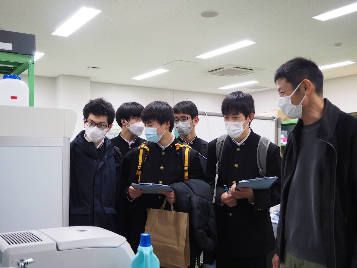 DNA抽出室見学の様子
