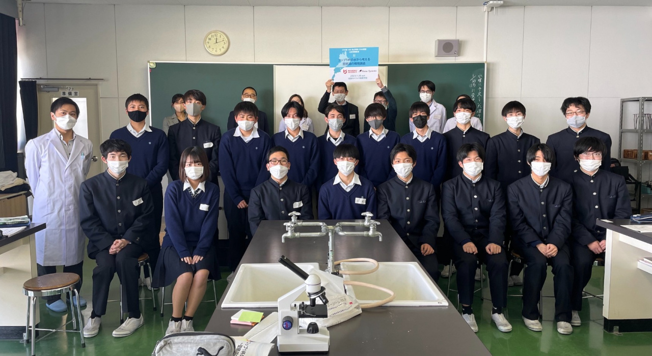 光泉カトリック高等学校2年生(生物クラス)の皆さんとの集合写真