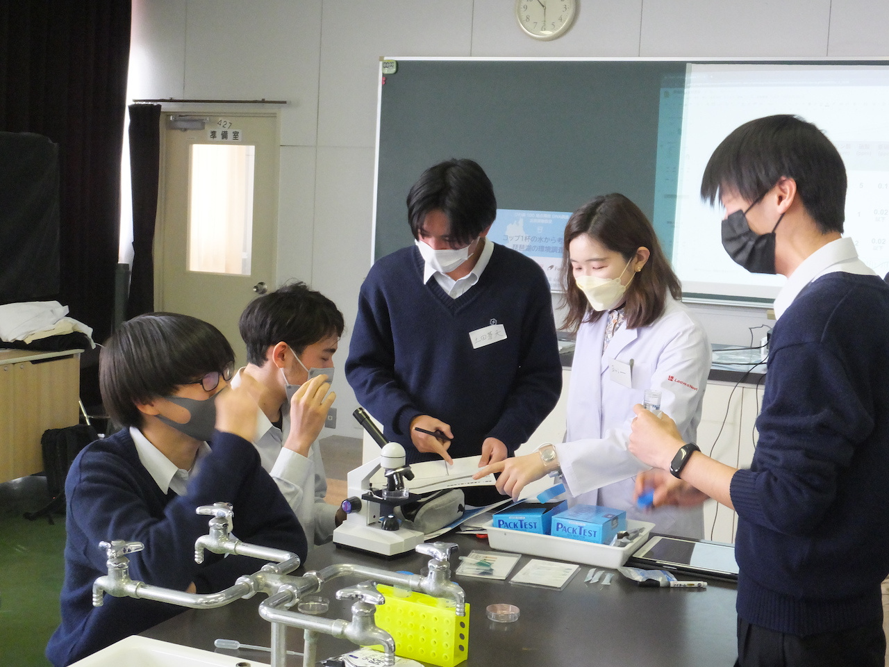 写真中央:吉川綾乃講師(株式会社リバネス)