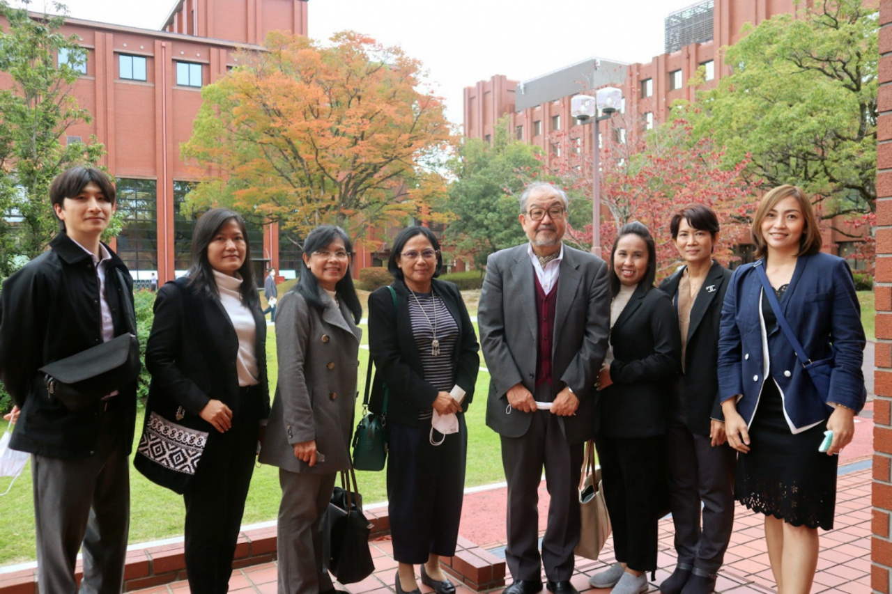 石塚教授と2022年10月に本学を訪問したタイの研究チーム
